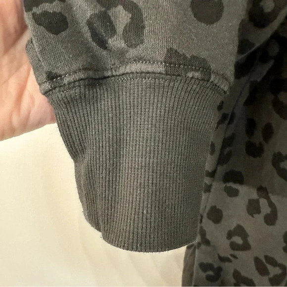 Old Navy Women's Oversized Vintage Tunic Sweatshirt Grey Leopard Print Sz XS GUC - Picture 6 of 9